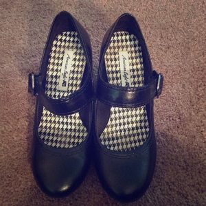 Ladies Black short heel shoes ..size 5